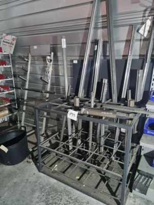 tout un tas d'outils rangés sur un support dans le garage