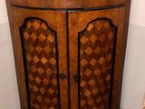 une armoire d'angle avec un plan de travail en marbre dans une salle de bains
