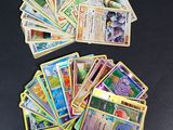 de nombreuses cartes Pokémon disposées sur une table noire