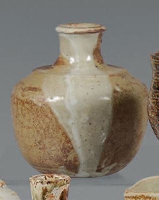 un groupe de vases posés sur une table