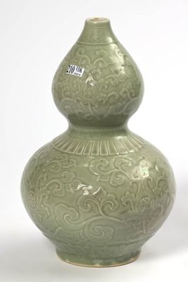 Vase double gourde en porcelaine céladon à décor floral en relief. Mar