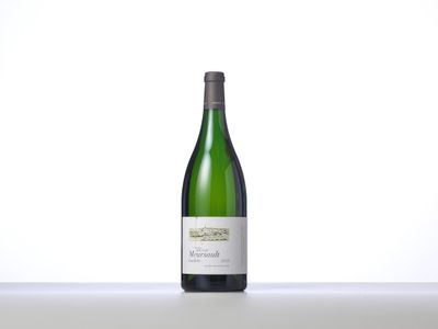une bouteille de vin blanc posée sur une table