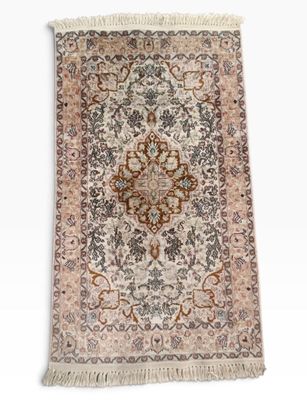 un tapis beige et noir orné d’un motif en médaillon