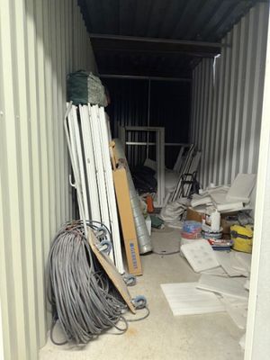 une photo d'une pièce où il y a beaucoup d'objets