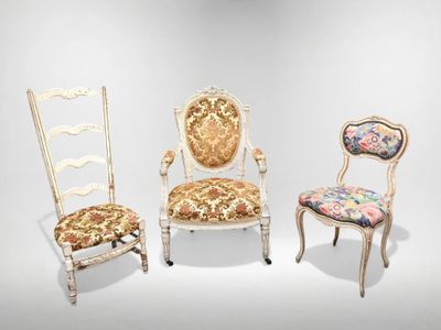 Ensemble comprenant : 1 chaise de nourrice ; 1 fauteuil méda…