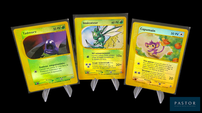 Trois cartes Pokémon sont représentées en ligne sur un fond noir