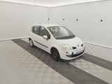 une photo d'une petite voiture blanche dans un garage