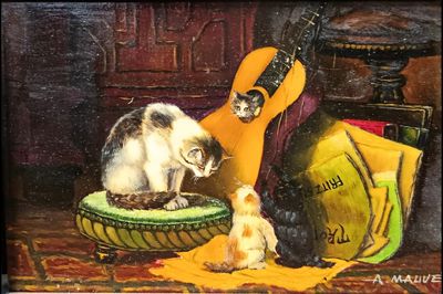 un tableau représentant un chat assis sur une chaise à côté d'une guitare