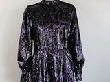 La robe est violette et noire, avec un imprimé léopard.