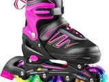 un gros plan d'une paire de patins à roulettes sur fond blanc