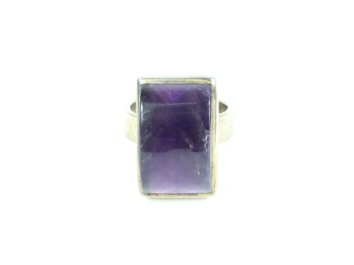 Gros plan sur une bague contenant une pierre violette