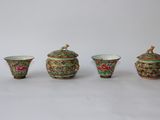 quatre types différents de vases et de bols chinois posés sur un fond blanc