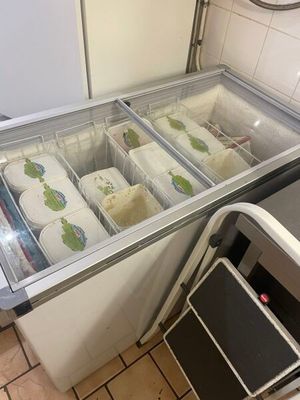 de nombreux rouleaux de papier toilette rangés dans un congélateur