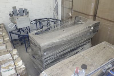 une pièce remplie de cartons et de chaises