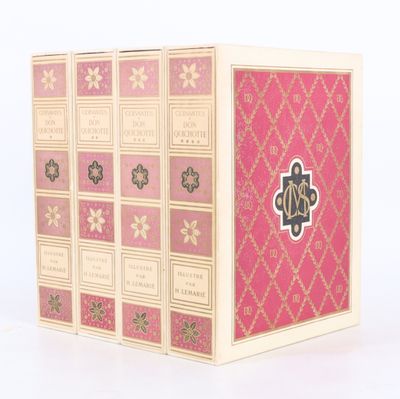 un livre rose et doré orné d'une croix dorée