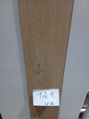 un morceau de bois sur lequel est accrochée une étiquette de prix