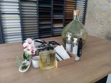 une table sur laquelle sont posées de nombreuses bouteilles de parfum