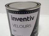 un pot de peinture posé sur une table blanche