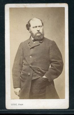 une vieille photo d'un homme barbu