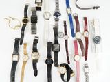 un grand nombre de montres posées sur une table