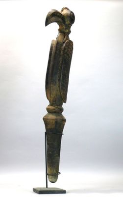statue d'un oiseau posée sur un socle, sur fond blanc