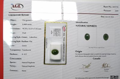 Une nephrite cabochon ovale, d'un poids de 8,46 cts, provena…