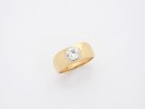 une bague en or jaune avec un diamant serti au centre
