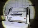 une machine posée sur un comptoir dans une pièce