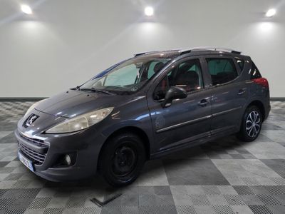 la voiture grise est garée dans le garage sur un sol en damier