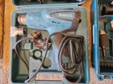 une boîte bleue contenant des outils, posée sur une table