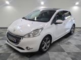 la petite voiture blanche est garée dans le garage sur un sol en damier