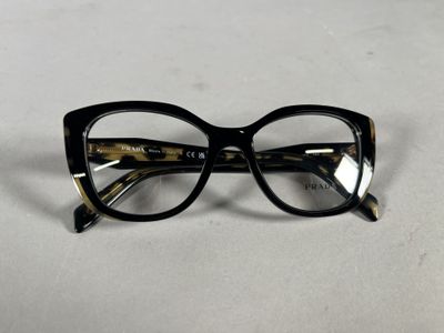une paire de lunettes posée sur une surface blanche