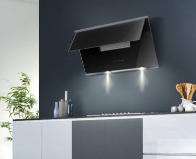 une cuisine en noir et blanc équipée d'une cuisinière et d'un four