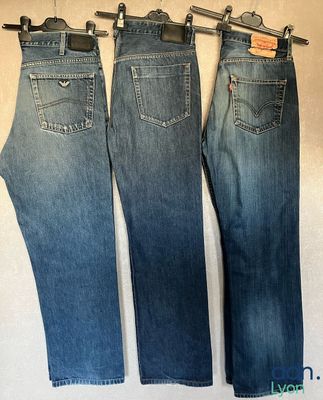 trois paires de jeans Levi's suspendues à un portant