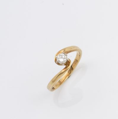 une bague en or surmontée d'un seul diamant