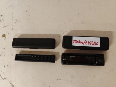 trois télécommandes posées sur une table