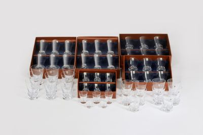 six verres dans une boîte en bois posée sur une surface blanche