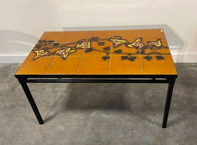 une petite table ornée d'un motif en carreaux
