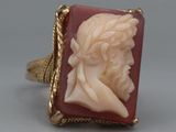 une photo d'une bague sur laquelle figure le visage d'une femme