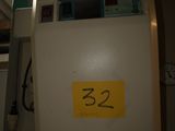 une photo d'une machine sur laquelle est collé un autocollant jaune
