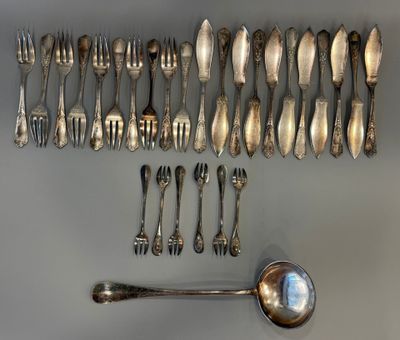 beaucoup de cuillères en argent et de cuillères à soupe sur la table