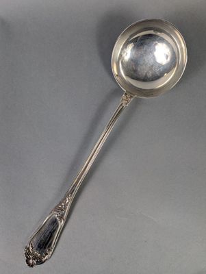 cuillère plaquée argent, avec un manche et une cuillère au milieu