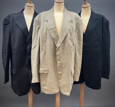 trois vestes pour homme posées sur un mannequin, sur fond gris