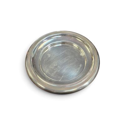 une plaque d'argent sur une surface blanche avec un fond blanc