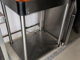 un seau orange posé sur une table dans une cuisine