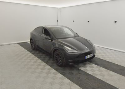 une photo d'une voiture dans un garage dont le sol est en damier