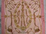 écharpe rose et dorée sur laquelle est représenté un sac à main de femme