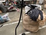 une photo d'un tas d'ordures dans un entrepôt
