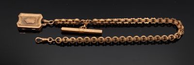une image représentant une chaîne en or munie d'un cadenas, posée sur un fond noir
