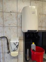 3 distributeurs à papier JVD et 3 distributeurs à savon DEB … (photo 2)